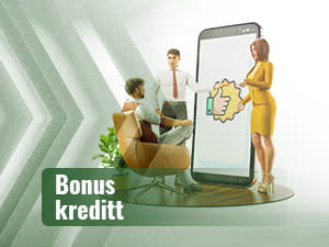 To menn og en dame som slår av en prat, med en skjerm som viser tommelen opp