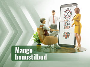 To menn og en dame som sjekker ut bonustilbudene på en gigantisk smarttelefon