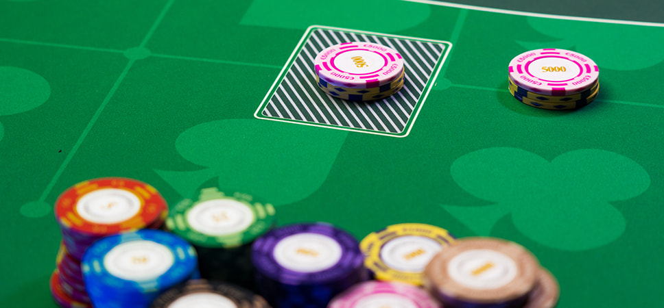 En innsats plassert ved et blackjackbord