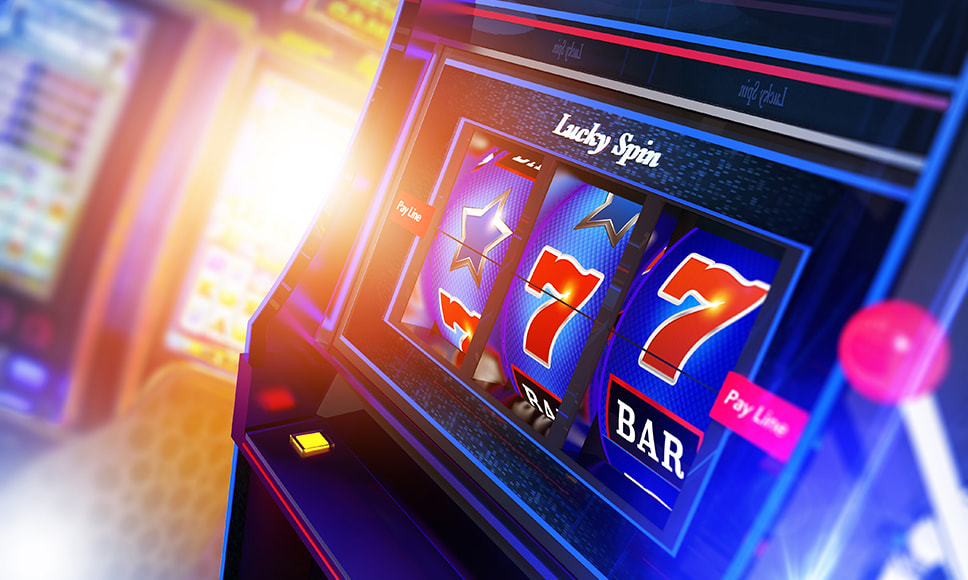Nærbilde av en klassisk spilleautomat med tre symboler på rad – en glinsende overflate som skjuler realitetene bak nettcasinoenes verden.