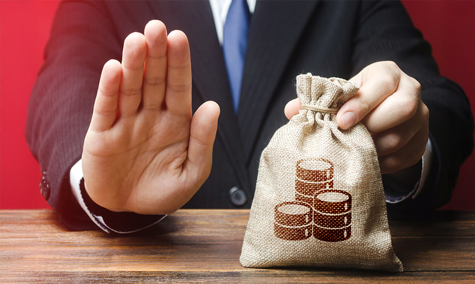 Norsk bankkunde som ser på en avvist kortbetaling på mobilskjerm foran PC med casino-side.